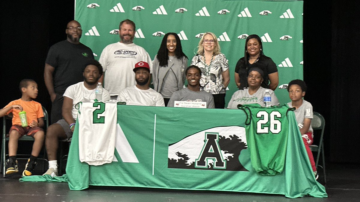Tr3BallReports's tweet photo. Blessed to say I will be a Bulldog heading into next year ❤️🤍
I appreciate the entire Gardner-Webb Coaching staff for giving me this opportunity! AGTG https://t.co/muJMphCzCc