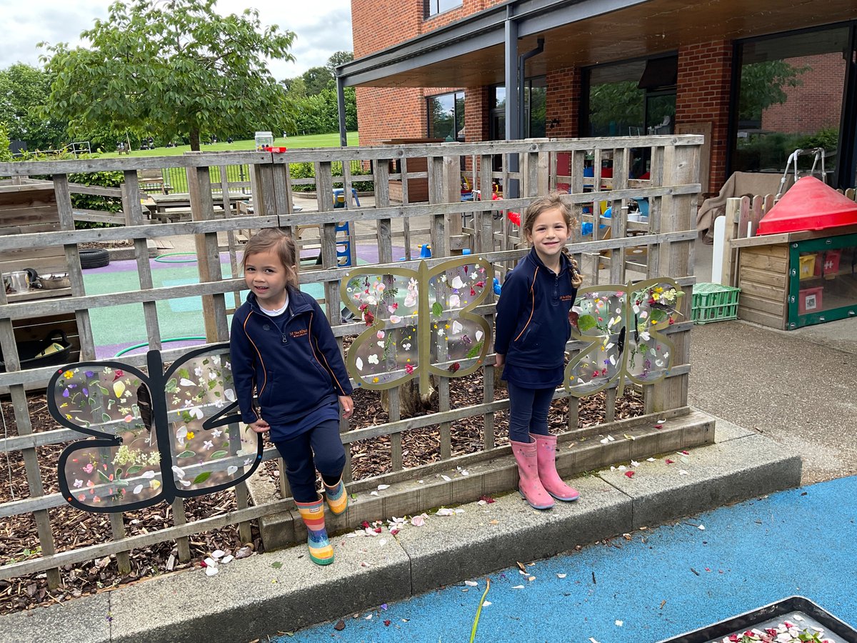 Reception had a wonderful time exploring nature. They made 'daisy' sheep, decorated butterflies with natural materials, and transformed pebbles into minibeasts.