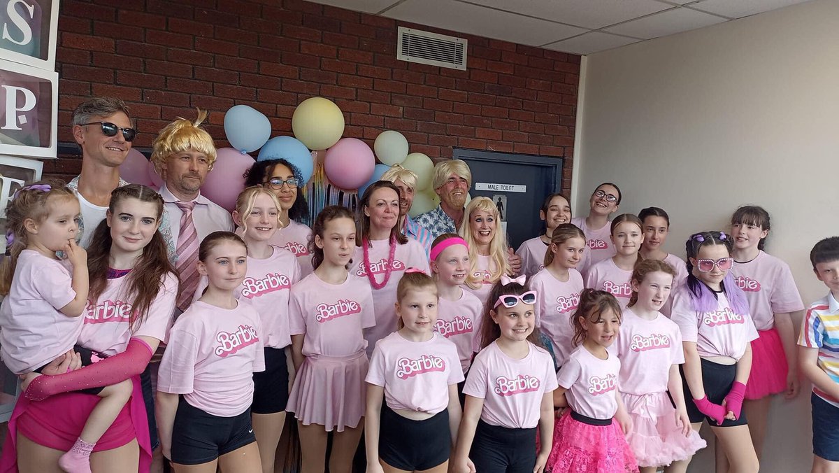 Barbie Club Show
#barbie #ken #dreamteam #pink #barbiepink #rollerskate #imjustken #onlyoneallan #pinkworld #heybarbie #barbiedoll #mattel #hibarbie #barbiefilm #rollerblading #teamspectrum