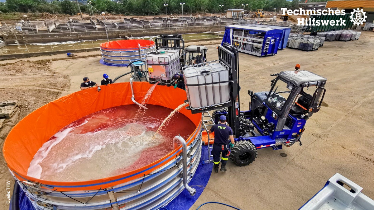 Durch den Starkregen ist unter anderem im Landkreis #Augsburg Wasser in zahlreiche Häuser gelaufen. In vielen Kellern steht nun ein Öl-Wasser-Gemisch. Das pumpt die Feuerwehr nun aus den betroffenen Häusern, die #THW-Fachgruppe Ölschaden trennt es in ihren Separationsanlagen.