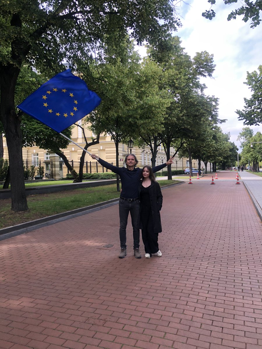 Z <a href="/adam_abramczyk/">ADAM</a> w drodze na Plac Zamkowy. Czekamy jeszcze tylko na premiera <a href="/donaldtusk/">Donald Tusk</a> 🇵🇱✌️