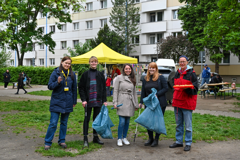 Vonovia_VorOrt's tweet photo. Für ein sauberes Zuhause in #Dresden: Die Bewohner:innen der Budapester Straße setzen sich wieder erfolgreich für #Nachhaltigkeit und #Sauberkeit ein - unterstützt von unseren Partnern im Amt für Abfallwirtschaft, vom @Auslaenderrat und von der mobilen Jugendarbeit. https://t.co/xFoCItDsni
