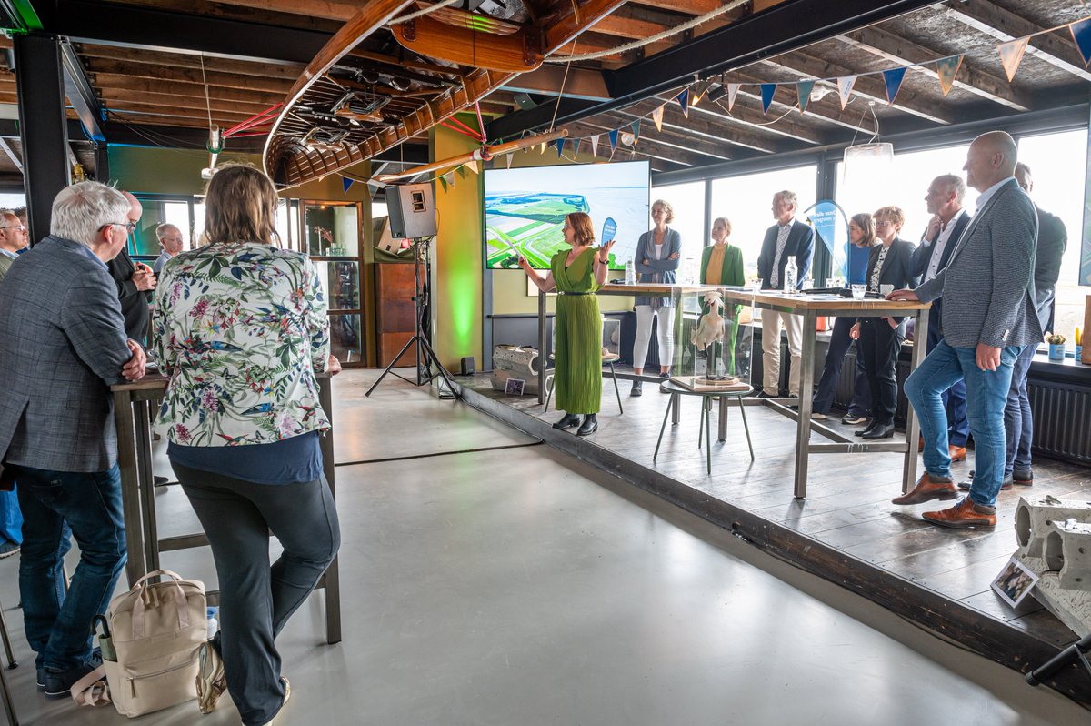 Gisteren was de officiële start van de natuurprojecten van de dijkversterking! De partners gaven samen het startsein voor de bouw van de dijkdoorgang in de Marnewaard en de uitvoering van de natuurprojecten. Lees hier meer: shorturl.at/V4cJp
[foto's: Noorderzijlvest]