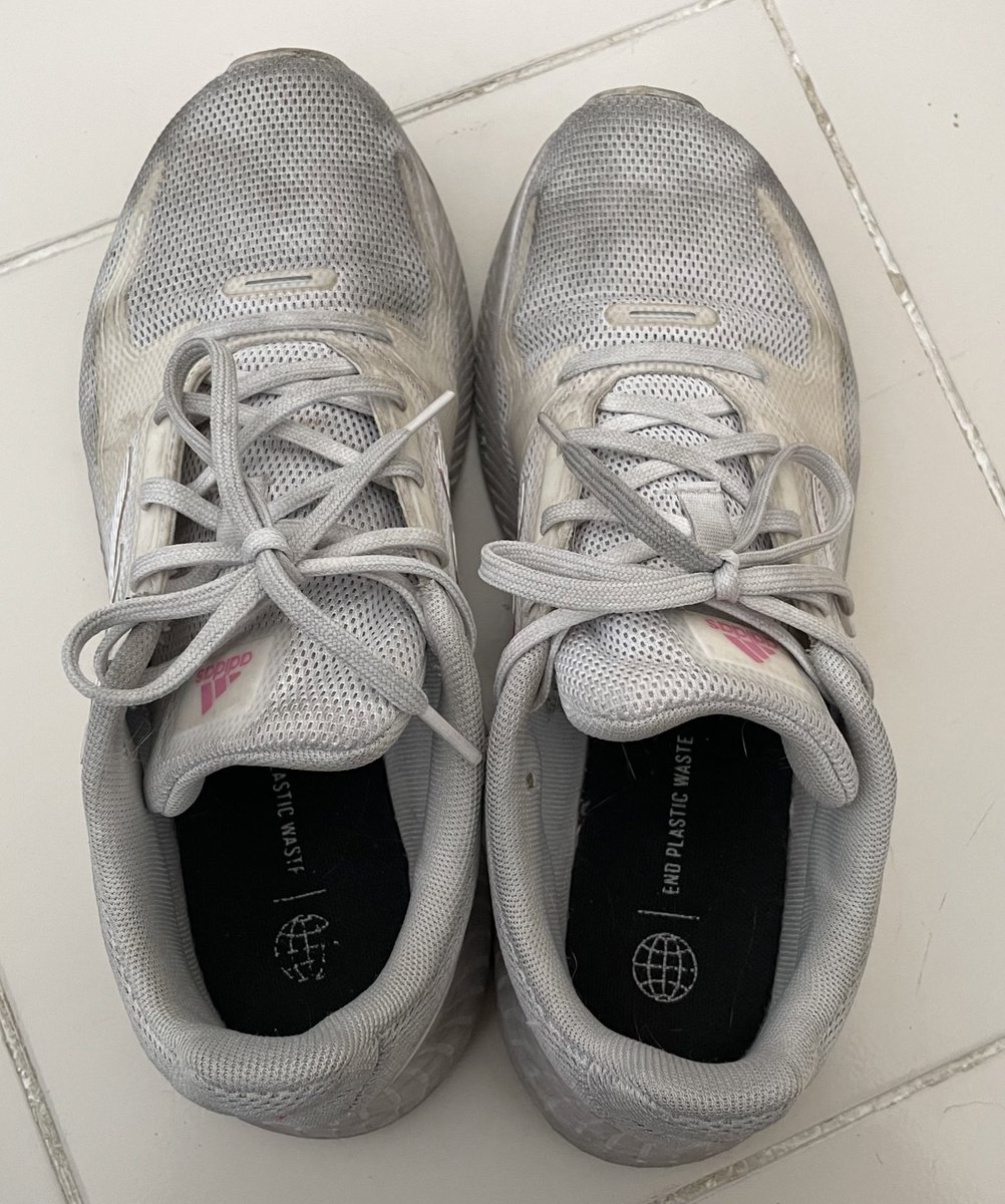 RWDittttttt's tweet image. มีไอเท็มดีๆสำหรับคนไม่มีเวลาอย่างเราๆ ถุงซักรองเท้า แค่ใส่น้ำใส่ผงที่เขาให้มา แช่ไว้ 30-45นาที จบ เริสเลยยยย 😍

จริงๆไม่ได้ขาวมากจนเว่อร์ แต่สำหรับนี่ใช้มันตอนสุดสัปดาห์ที่ไม่มีเวลาซัก ประหยัดเวลาเยอะ ขาวแค่นี้ก็ดีกว่าไม่ซักเลย มีเวลาเมื่อไรค่อยมาซักจริงจังอีกที ราคาดี คุ้ม 🌷✨…