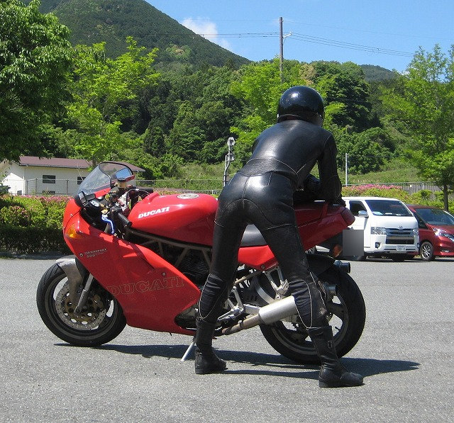 赤いDUCATI と黒い革ツナギ。240509 #バイク #DUCATI #900SS #革ツナギ