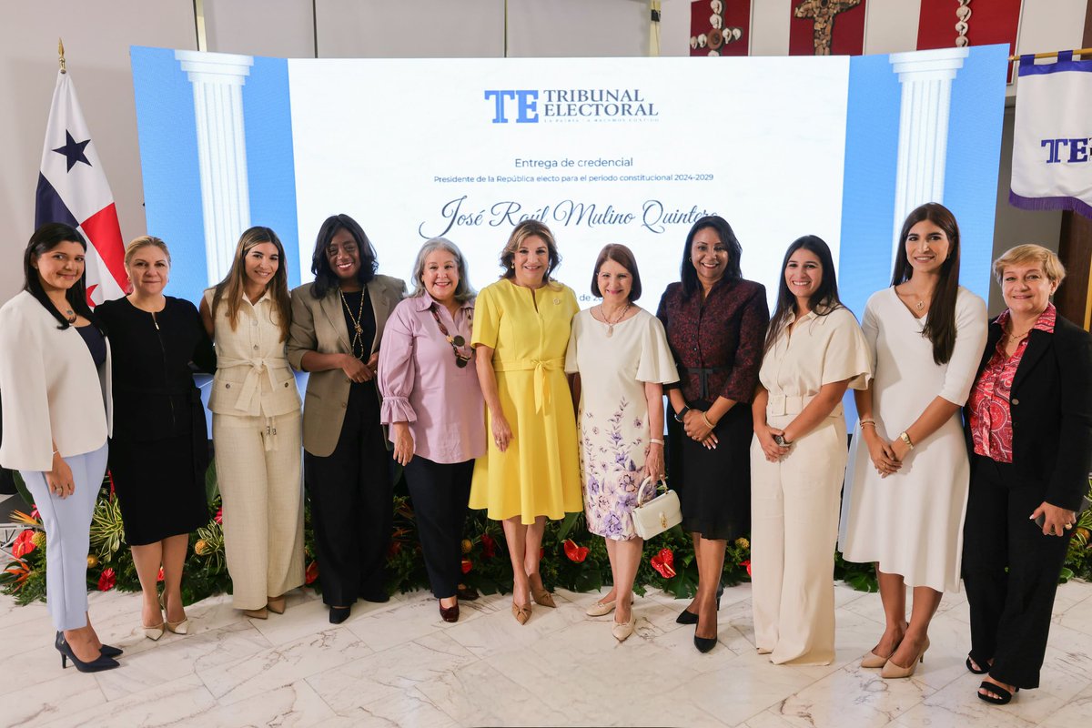 Este lunes, en familia, acompañamos a <a href="/JoseRaulMulino/">José Raúl Mulino</a> al <a href="/tepanama/">Tribunal Electoral</a> a recibir su acreditación como Presidente de la República de Panamá 🇵🇦