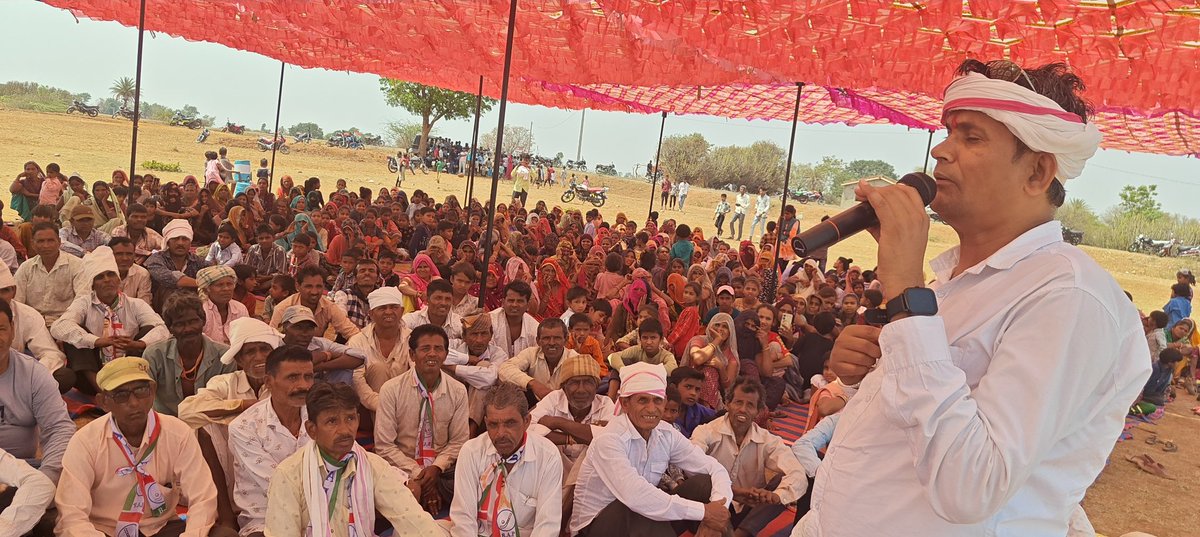RoatKantiBhai's tweet photo. लोकसभा  बांसवाड़ा डूंगरपुर जीत की बधाई 
अब हमारे भीलप्रदेश की आवाज दिल्ली में गुजेगी  आजादी से  पहले की आवाज सदियों से चली आ रही। वो आवाज अब संसद में गूंजेगी 
भारत आदिवासी पार्टी BAP के प्रत्याक्षी 🏑🏑🏑🏑🏑 की ऐतिहासिक जीत 
#राजकुमार_रोत 
रोत कांतिभाई आदिवासी 
।। आदिवासी परिवार , भीलप्रदेश,।।
🏹🙏❤️🌺🌷💐🌹💖🙏🏹