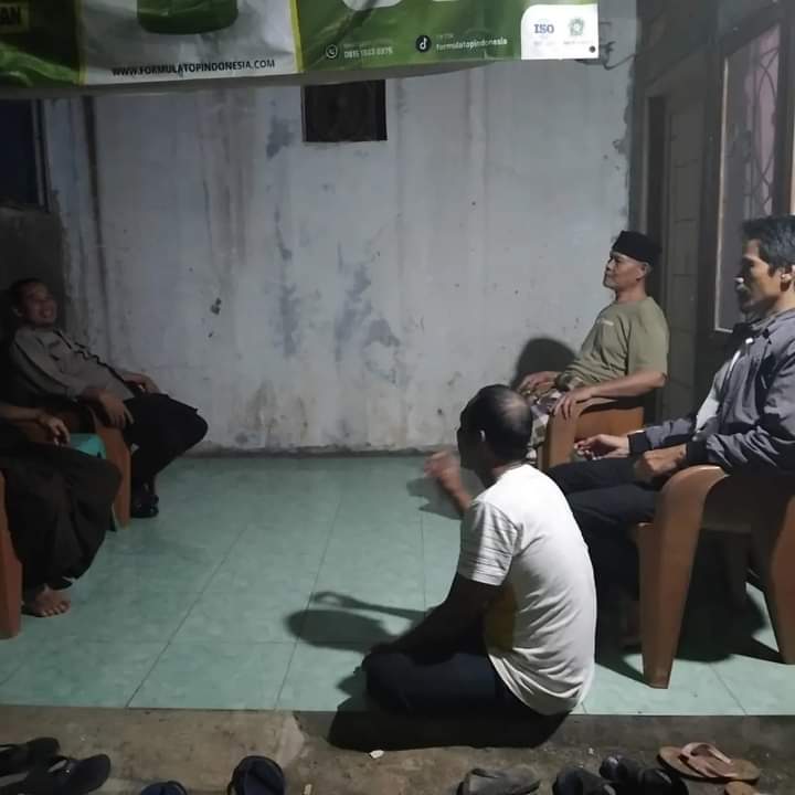 PolsekCadasari's tweet photo. Dalam rangka meningkatkan keamanan dan kenyamanan lingkungan, anggota Polsek Cadasari melaksanakan kegiatan sambang dengan cara berdialog langsung dengan warga di berbagai titik di Kecamatan Koroncong. https://t.co/s3HCt3LDrw