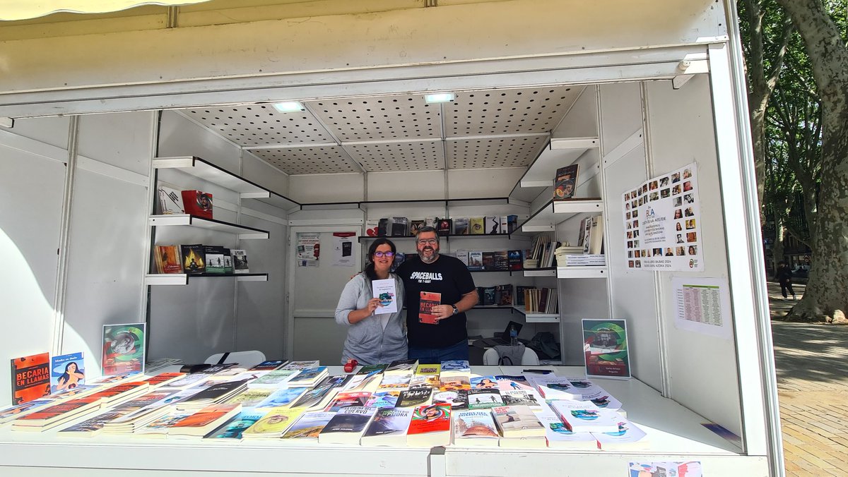 Pues que he vendido todos menos uno... 😅 Y un inmenso placer compartir caseta con @Auri_Lizundia, una súper crack 🙌🥰. Para mañana vuelvo con algunos ejemplares más, pero corred, que vuelan!!! 😄 (estaré de 12:30h a 14h) #BLA54