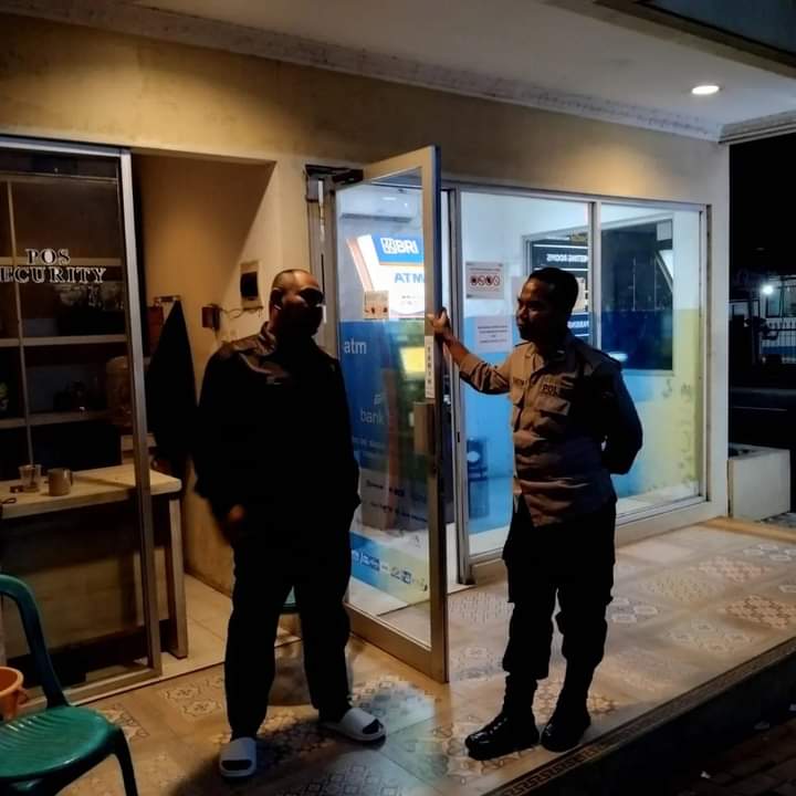 PolsekCadasari's tweet photo. Polsek Cadasari melakukan kontrol rutin terhadap satuan pengamanan (satpam) di Hotel Horison Altama. 

Kegiatan ini bertujuan untuk memastikan bahwa seluruh prosedur keamanan di hotel tersebut berjalan dengan baik dan sesuai dengan standar yang ditetapkan. https://t.co/AbDDLnxpsV