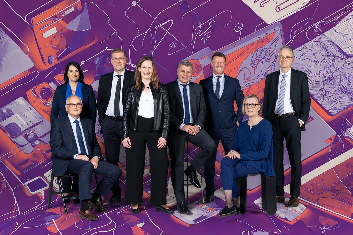 Als Regierungspräsidentin will ich den Fokus auf die digitale Transformation richten. Das zeigt sich auch im neuen Regierungsfoto. Die junge Künstlerin Samira Gollin hat generative KI eingesetzt, um das Thema zu illustrieren. 

Making-of: youtube.com/watch?v=cRpX7A…