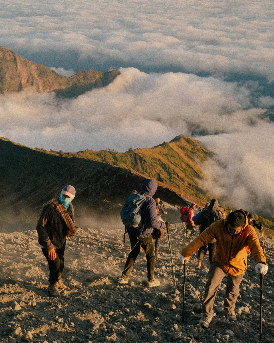 journeysiaa's tweet photo. Akhirnya setelah setahun tinggal di lombok, naik rinjani juga. Sekalian penutupan setelah menyelesaikan 7Summit Sembalun.

📍Mount Rinjani https://t.co/qyuPurnpKK