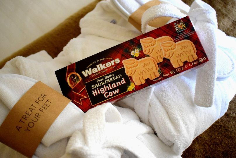 MashTunAberlour's tweet photo. Welcome hotel treats. Gowns, slippers and biscuits are provided in each room upon arrival to make your stay that little more comfortable.
ENJOY 📷📷
#welcomepack #comfot #treats #aberlour #holiday #whiskymerchant #scotland #themashtun #speysidescotland #aberlourscotland https://t.co/XhLOJgMVIk