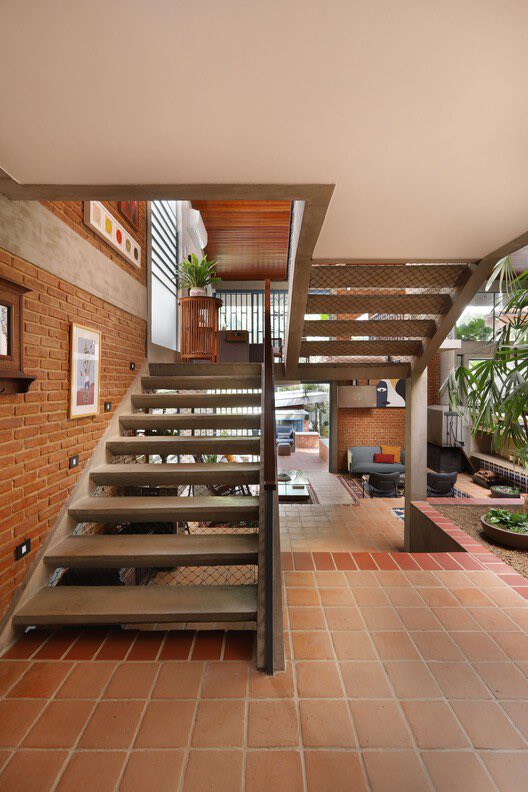 arqjoaogabriel's tweet photo. A CASA TÂNIA E MARIO. 
Projetada pelo Madri Arquitetura, foi pensada para ser a “casa retrô dos sonhos” e conseguiu! Localizada em São Paulo a casa foi planejada pra estar próxima da cidade, mas ser um ponto fora dela. A casa conta com 250m2 de muita história, foi reformada e muito+