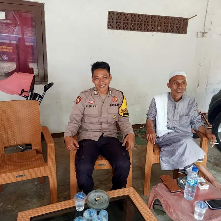 PolsekCadasari's tweet photo. Bhabinkamtibmas Kelurahan Kadumerak, Bripka Asep Asvina, melaksanakan kunjungan silaturahmi kepada KH Emi Suhemi, 
Kunjungan ini bertujuan untuk menjalin silaturahmi dan sinergi dalam menciptakan situasi kamtibmas  yang kondusif di Kelurahan Kadumerak. https://t.co/HPGDfQO55Z