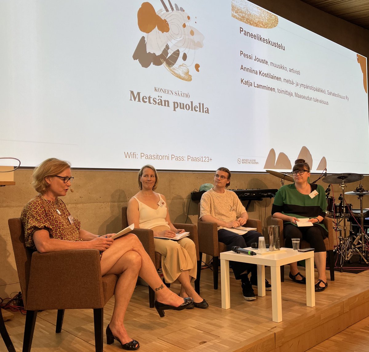 Kiinnostava paneelikeskustelu @metsanpuolella -tilaisuudessa. @MariPantsar <a href="/AnniinaKo/">Anniina Kostilainen</a> <a href="/KatjaLamminen/">Katja Lamminen</a> <a href="/PessiJouste/">Pessi Jouste</a>. 
Alkuun paneeli pohtii syyllistämisen-syyllistymisen, ahdistuksen, pelon jne. tunteita. Tärkeitä tunteita, mutta ei ihan helppoja kanavoida hyvään.