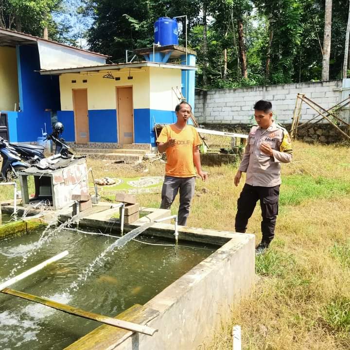 PolsekCadasari's tweet photo. Dalam rangka meningkatkan keamanan dan ketertiban masyarakat (Kamtibmas), serta menjalin hubungan yang baik dengan para pengusaha di wilayahnya, Bhabinmas Kel Juhut, Bripka Asep Asvina, melakukan kunjungan kepada peternak ikan di Kel Juhut, Pandeglang. https://t.co/XZRaBZIFNX
