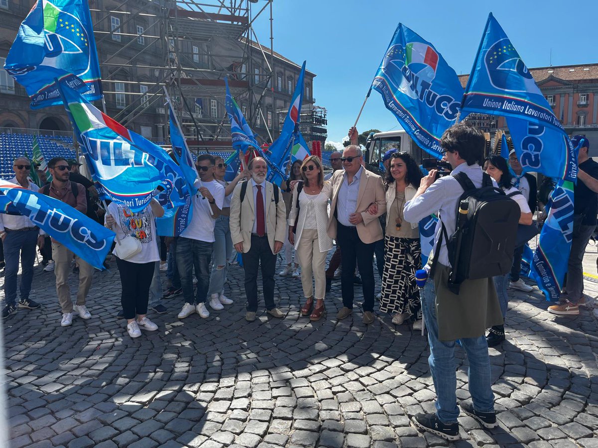 sgagio's tweet photo. Sciopero per rinnovo contratto adetti mense insieme a @UiltucsCampania non potevano non essere insieme @CampaniaUIL #contrattoadesso https://t.co/Pp2adFPyOo
