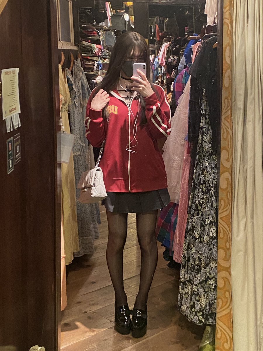 久しぶりに女の子みたいになって大須へお買い物に行ってきましたー🛍️
1人で回るのも楽しいけど、誰かと一緒に行きたいなああとも思う😂
女性の店員さんが女の子だと思った！とか脚がえっち！とか言ってくれたのとっても嬉しかったあ

#女装 #脚ふぇち