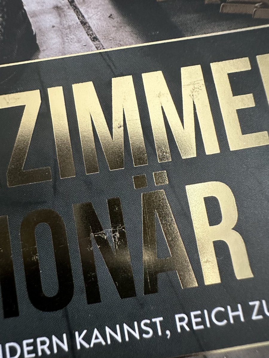 E_LyStl's tweet photo. Bei den Druckkosten haben wir aber gespart stimmt’s @GeraldHoerhan 🌚 https://t.co/BMWOLkuL8d