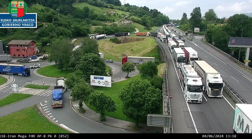 Actualmente se registran grandes retenciones por incidencias en la frontera con francia en #Irun. Son mas de 20km de retenciones que están afectando a la AP-8 hasta Usurbil, la N-1 hasta Villabona y la A-15 hasta Andoain.
(<a href="/trafikoaEJGV/">Trafiko</a> <a href="/112_SOSDeiak/">SOS Deiak - 112</a> )