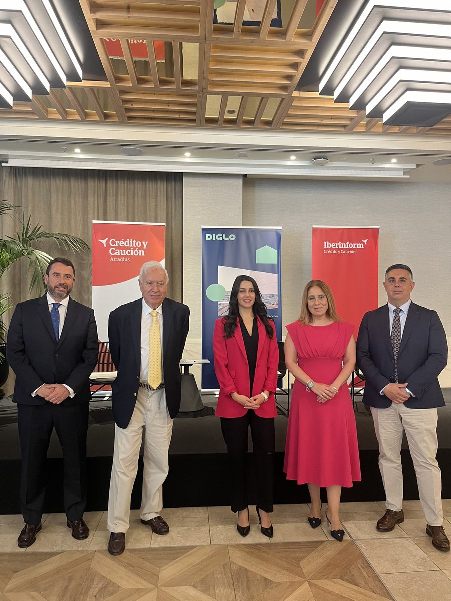 dialogos_para's tweet photo. Comenzamos en #ddvigo junto a @InesArrimadas y @MargalloJm. Gracias a @creditoycaucion @iberinform y @digloservicer por hacerlo posible https://t.co/gIopqrGdlr