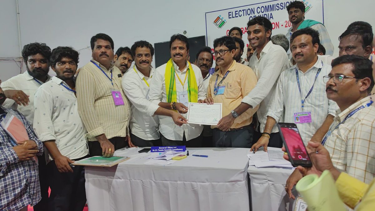 RKarimilli's tweet photo. తణుకు నియోజకవర్గ ఎమ్మెల్యేగా గెలుపొందిన టీడీపీ నేత శ్రీ ఆరిమిల్లి రాధాకృష్ణ గారికి ఎన్నికల రిటర్నింగ్ అధికారి గారు డిక్లరేషన్ ఫామ్ అందజేశారు.

72121 ఓట్ల భారీ మెజారిటీతో ఎమ్మెల్యేగా గెలుపొందారు. కౌంటింగ్ కేంద్రం వద్ద ఆయనకు రిటర్నింగ్ అధికారి డిక్లరేషన్ ఫామ్ అందజేసి శుభాకాంక్షలు తెలిపారు. 

#MLAArimilli 
#ArimilliRadhakrishna 
#Tanukutdp 
#ManatanukuManaArimilli 
#Tanuku 
#Arimilli 
#TDPJSPBJPWinning 
#Tdpjsptogether 
#Janasena #BjP #Tdp