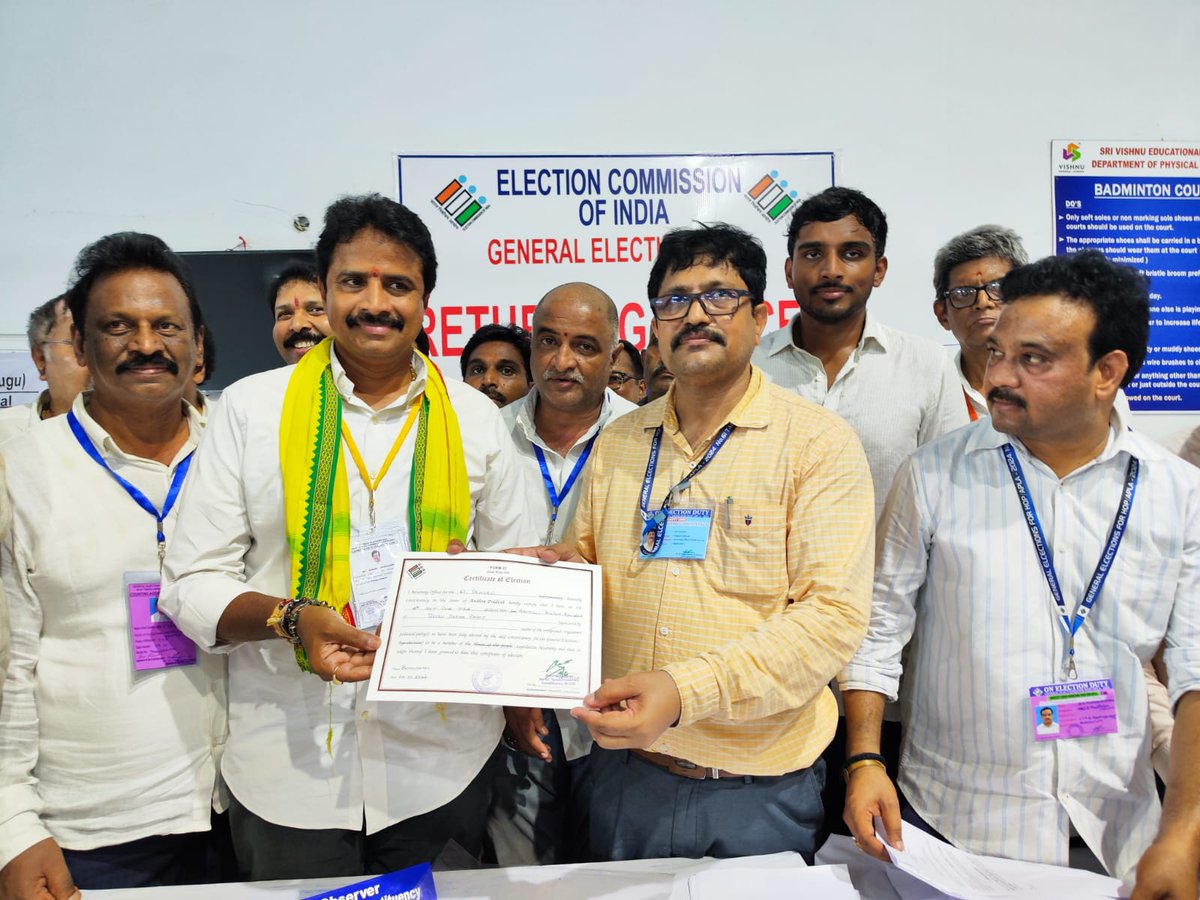 RKarimilli's tweet photo. తణుకు నియోజకవర్గ ఎమ్మెల్యేగా గెలుపొందిన టీడీపీ నేత శ్రీ ఆరిమిల్లి రాధాకృష్ణ గారికి ఎన్నికల రిటర్నింగ్ అధికారి గారు డిక్లరేషన్ ఫామ్ అందజేశారు.

72121 ఓట్ల భారీ మెజారిటీతో ఎమ్మెల్యేగా గెలుపొందారు. కౌంటింగ్ కేంద్రం వద్ద ఆయనకు రిటర్నింగ్ అధికారి డిక్లరేషన్ ఫామ్ అందజేసి శుభాకాంక్షలు తెలిపారు. 

#MLAArimilli 
#ArimilliRadhakrishna 
#Tanukutdp 
#ManatanukuManaArimilli 
#Tanuku 
#Arimilli 
#TDPJSPBJPWinning 
#Tdpjsptogether 
#Janasena #BjP #Tdp