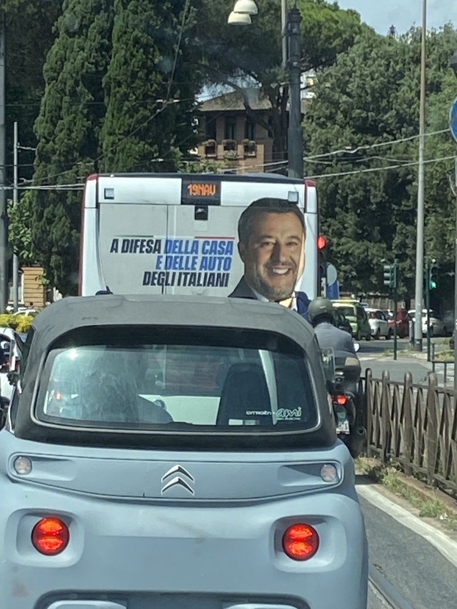Anne3ca's tweet photo. Pour se faire élire la Ligue de Salvini promet de défendre "les logements et les voitures des Italiens" . (Ne laisse de vert qu'une bande du drapeau 🇮🇹 ) #PE #Oseille #pognon #portefeuille https://t.co/G0lvLZuieR