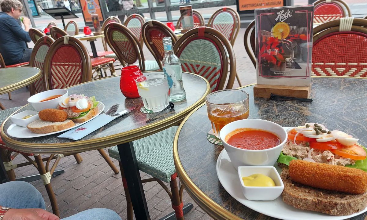 daantje_020's tweet photo. Shoppen maakt hongerig.
#lunch #Amsterdam #toeristineigenstad #holidaybreak https://t.co/vXkBgIdnSN