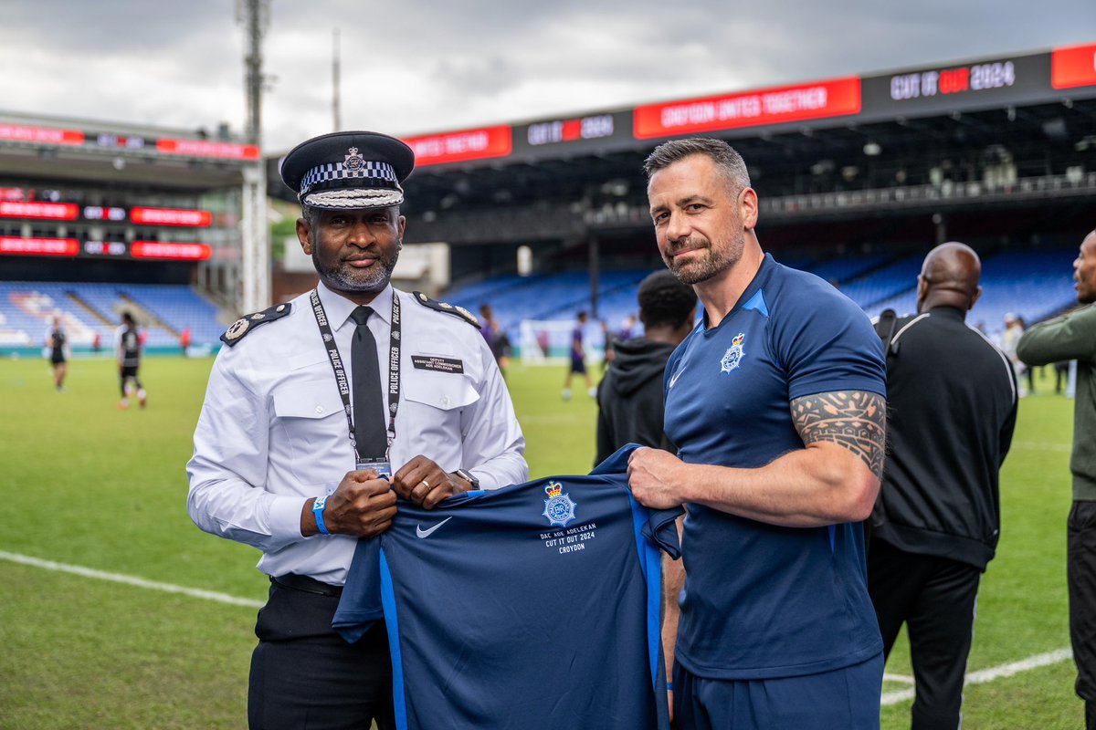Thanks <a href="/PalaceForLife/">Palace for Life</a> for hosting Cut it Out community knife crime event last night. Great job <a href="/MPSCroydon/">South Area - Croydon MPS</a> who made it to the finals. Thanks DAC Adelekan for joining us for the evening. Only lost by 1 goal. Well done team, very proud 👏🏻 Breaking down barriers through football 👍🏻