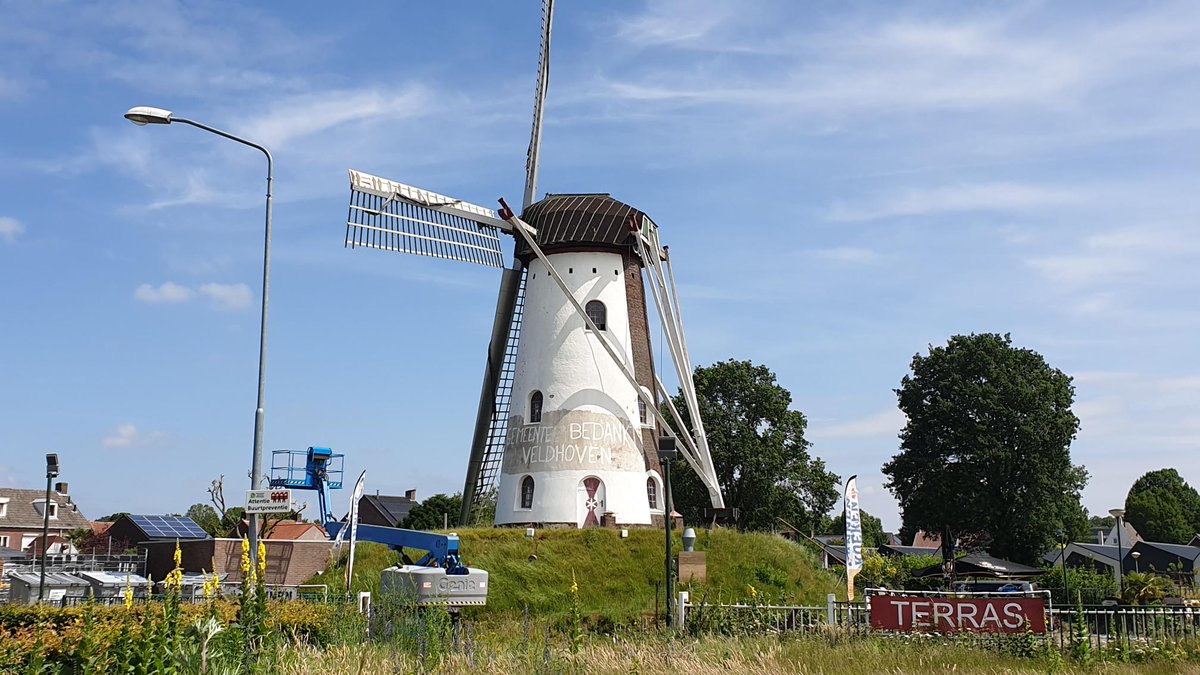 Nieuwbouwplan bedreigt een Veldhovense blikvanger. Delft historisch erfgoed het onderspit tegen een rampzalig nieuwbouwplan? Molenaar van De Adriaan in d'Ekker is niet blij en geeft boodschap aan Veldhovenaren en <a href="/GemeenteVhn/">Gemeente Veldhoven</a>. Op molen staat de tekst "Gemeente Veldhoven bedankt"