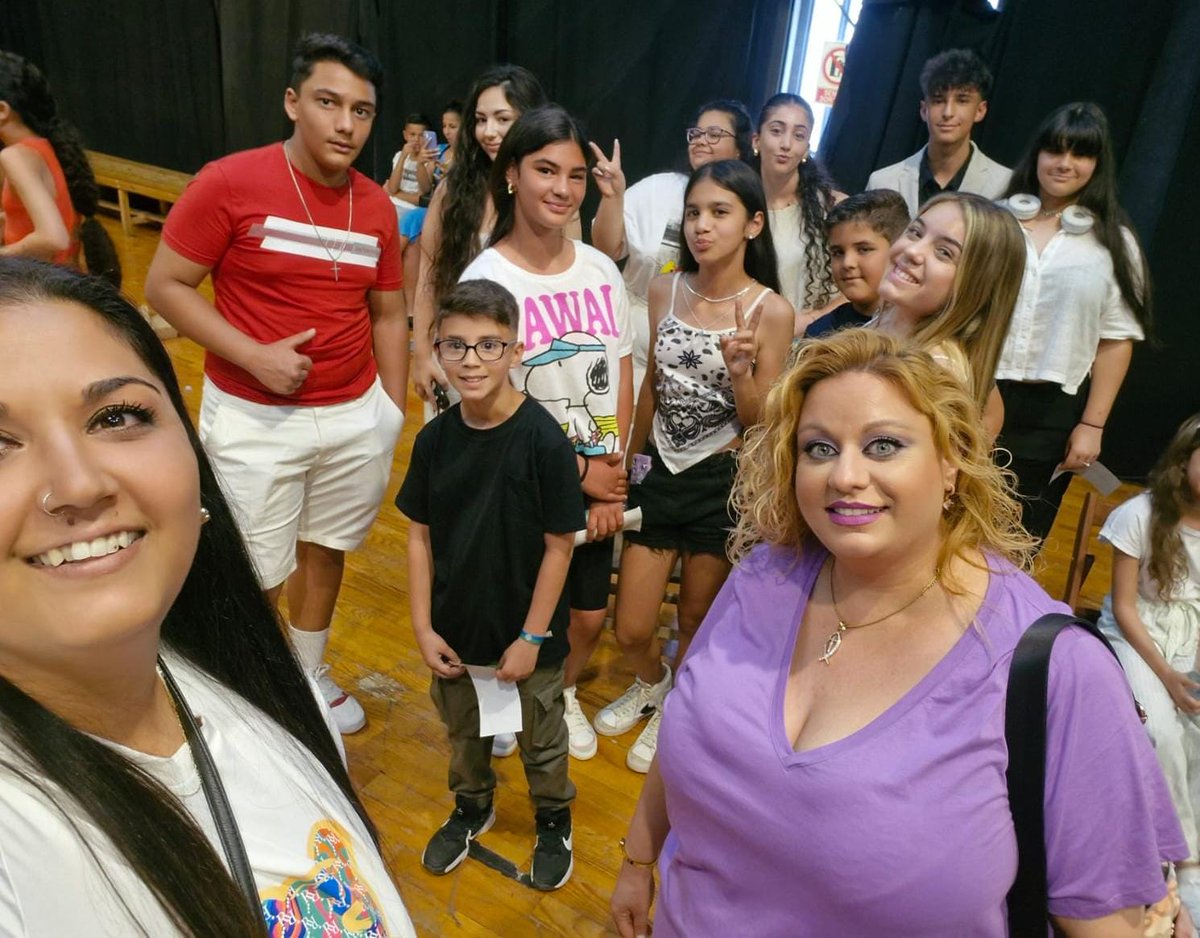 IEdelPrat's tweet photo. Ahir dos alumnes del nostre centre, l'Emilia Saavedra de 6è prim i el José Santiago de 3r d'ESO, van ser premiats per la @pereclosa i @perettifound per la seva trajectòria d'èxit escolar. Vam anar a recollir el premi amb les seves famílies al @teatrepoliorama. Acte molt emotiu! https://t.co/wTSaiOR1ZF