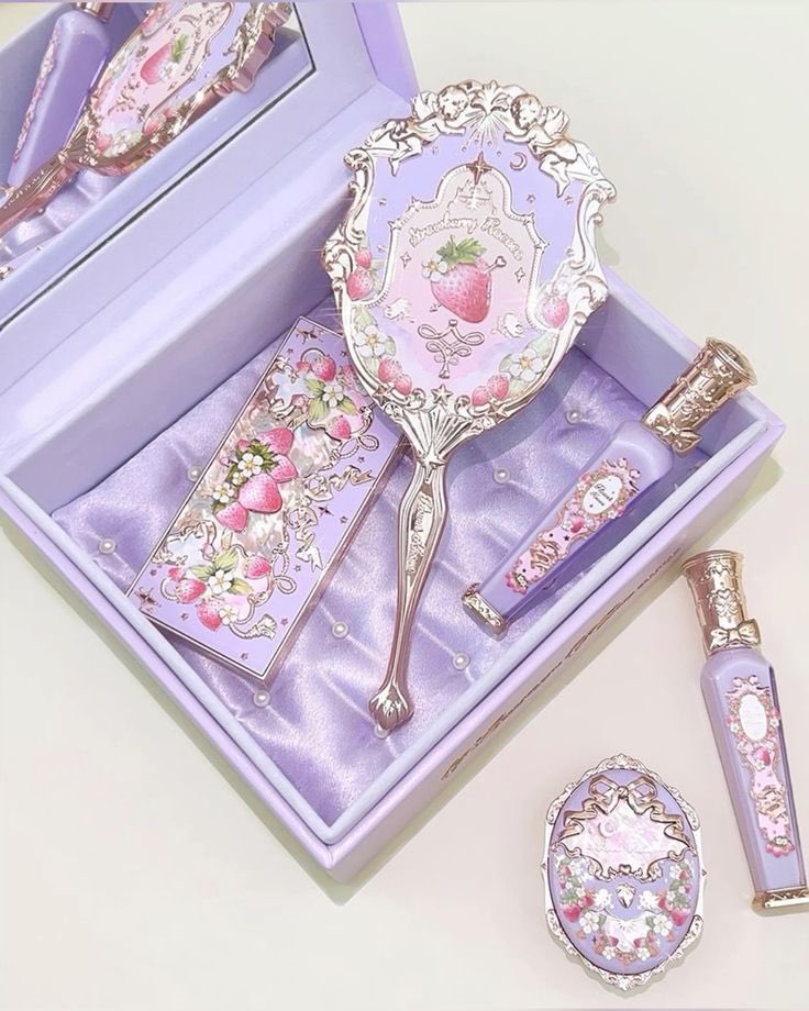 TDR_npc's tweet photo. ของรางวัลที่ @TDR4_Jane นำมาแลกให้
🎁 เม @TDR4_May 

กล้องของขวัญสีขาวครีม ด้านในเปิดออกมาเป็นกิ๊ฟบ๊อกเครื่องสำอางค์ ประกอบด้วย อายแชร์โดว์ บรัชออน ลิปสติก มีกระจกกับแปรงบัดแก้มมาในเซ็ต ใช้แล้วได้ลุคคุณหนูคุณใจ บางพาเลทแต่งออกมาได้ลุคแพ้กุ้งแต่ก็เป็นคนแพ้กุ้งที่สวยแพง🦐
พร้อมโน้ต https://t.co/v9q8Yc9fSn