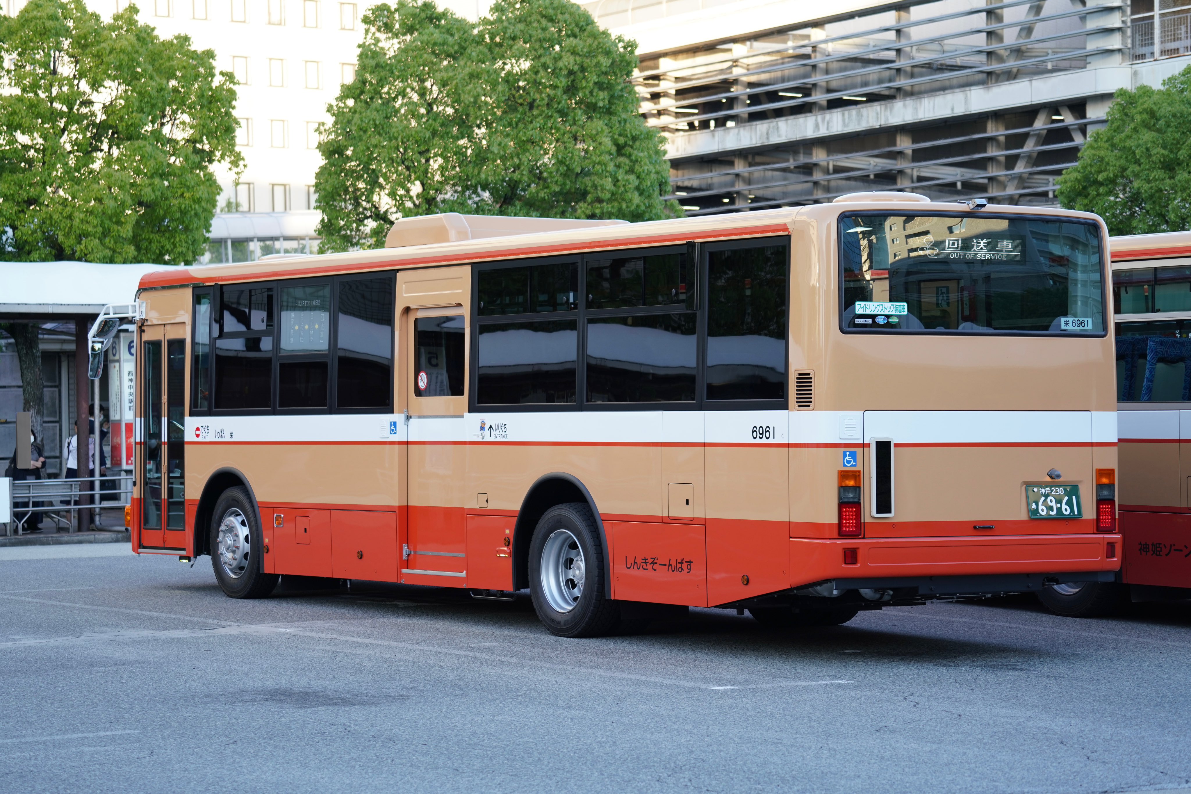 神姫ゾーンバス　6168号　車番札 神姫バス西神営業所 国土交通省標準仕様の車両写真