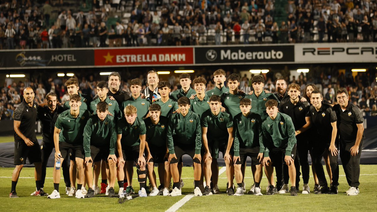 👏 En el descanso del #CastellónDepor, #Castalia🏟️ homenajeó al Juvenil A de la @FundAlbinegra por su reciente ascenso a División de Honor

‼️ ENHORABUENA, CHICOS ‼️

#PPO👂