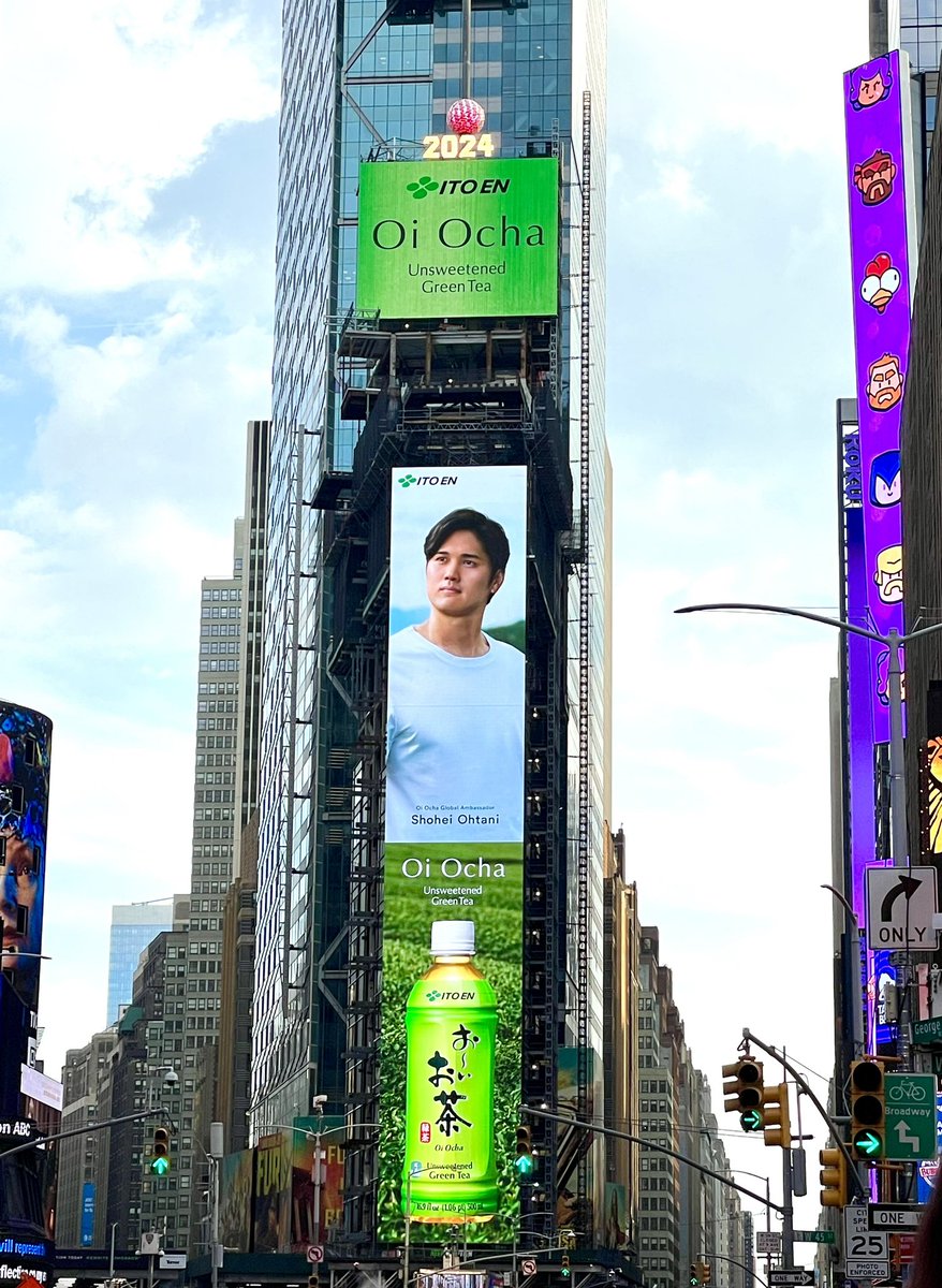 #大谷翔平 選手のタイムズスクエアの広告を見に行って来ました。10秒くらいで変わってしまいますが、また登場します。

広告の上に2024と球体大晦日のカウウトダウンの場所です。

<a href="/oiochakun/">お〜いお茶くん【公式】</a>
