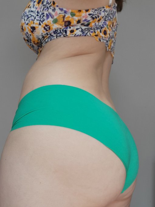 Are these green panties a good fit for my pale skin? https://t.co/RlGU1bfeXn