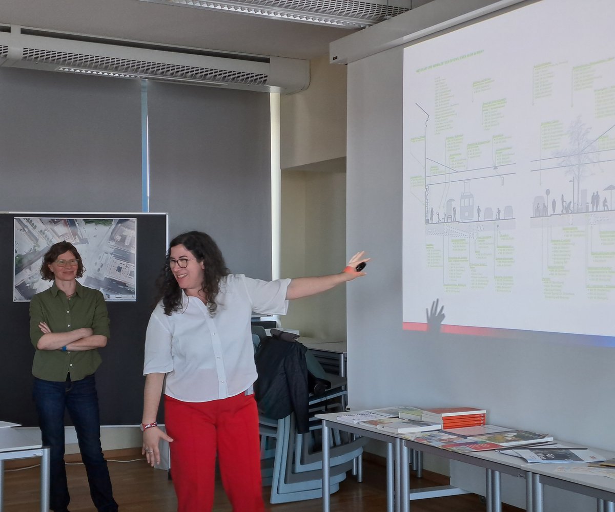 FHWien der WKW (@fhwienat) on Twitter photo 🌟 Die Learning Journey "Zufußgehen durch die Innere Stadt" hat begonnen!🚶♀️
Unsere Stiftungsprofessorin <a href="/CDlabaja/">Cornelia Dlabaja</a> forscht daran, die #Besucherströme im 1. Bezirk zu verstehen und die Qualität des #Zufußgehens zu verbessern. 📚🔍
Zum Newsbeitrag: 👉 fh-wien.ac.at/news/die-learn… 🌟 Die Learning Journey "Zufußgehen durch die Innere Stadt" hat begonnen!🚶♀️
Unsere Stiftungsprofessorin <a href="/CDlabaja/">Cornelia Dlabaja</a> forscht daran, die #Besucherströme im 1. Bezirk zu verstehen und die Qualität des #Zufußgehens zu verbessern. 📚🔍
Zum Newsbeitrag: 👉 fh-wien.ac.at/news/die-learn…