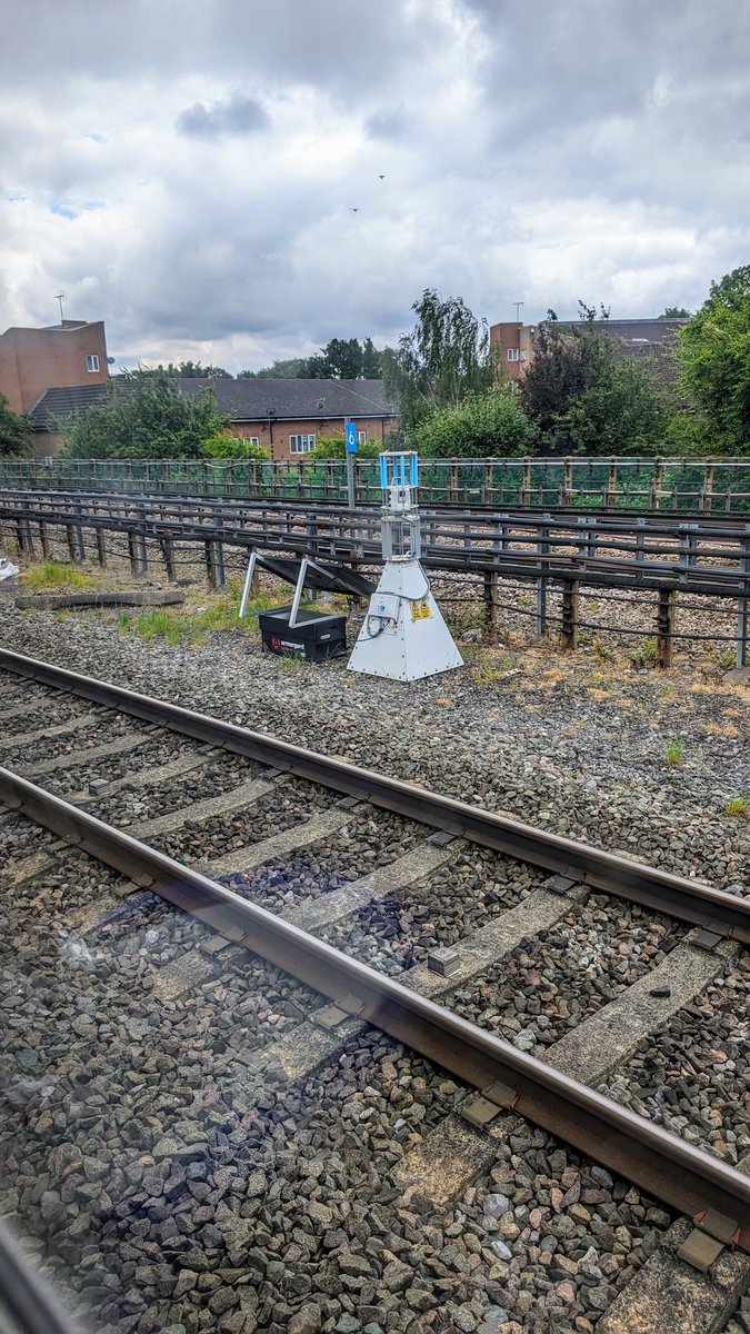 davlund's tweet photo. @chilternrailway arriving 3 hours late into Marylebone after journey from Seer Green. Rather than advising delays of 25-30 mins, could you not have been honest about the scale of the problem this morning?  View from my "office" today... @CustomersofCR @joymorrissey https://t.co/F1Ihl7vcG2