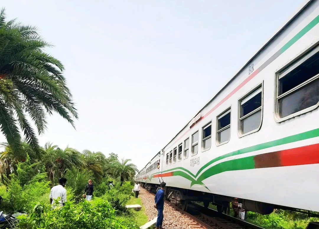 বিকল বরেন্দ্র এক্সপ্রেস, উত্তরবঙ্গের সঙ্গে রেল যোগাযোগ বন্ধ