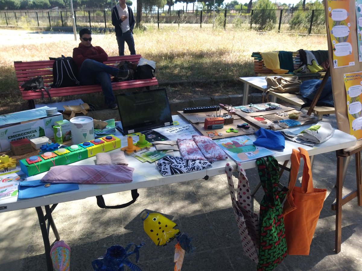 Jornada "ErreQErre" de #EconomiaCircular en la que hemos sido invitados para hablar del proyecto de #EmergenciaClimatica.Los alumnos han expuesto cómo hacer juguetes sostenibles y cómo reciclar RAEE,además de acoger la campaña de recogida de móviles.
<a href="/DH_Prime_GF/">Emergencia climática</a> @FundacionSplora