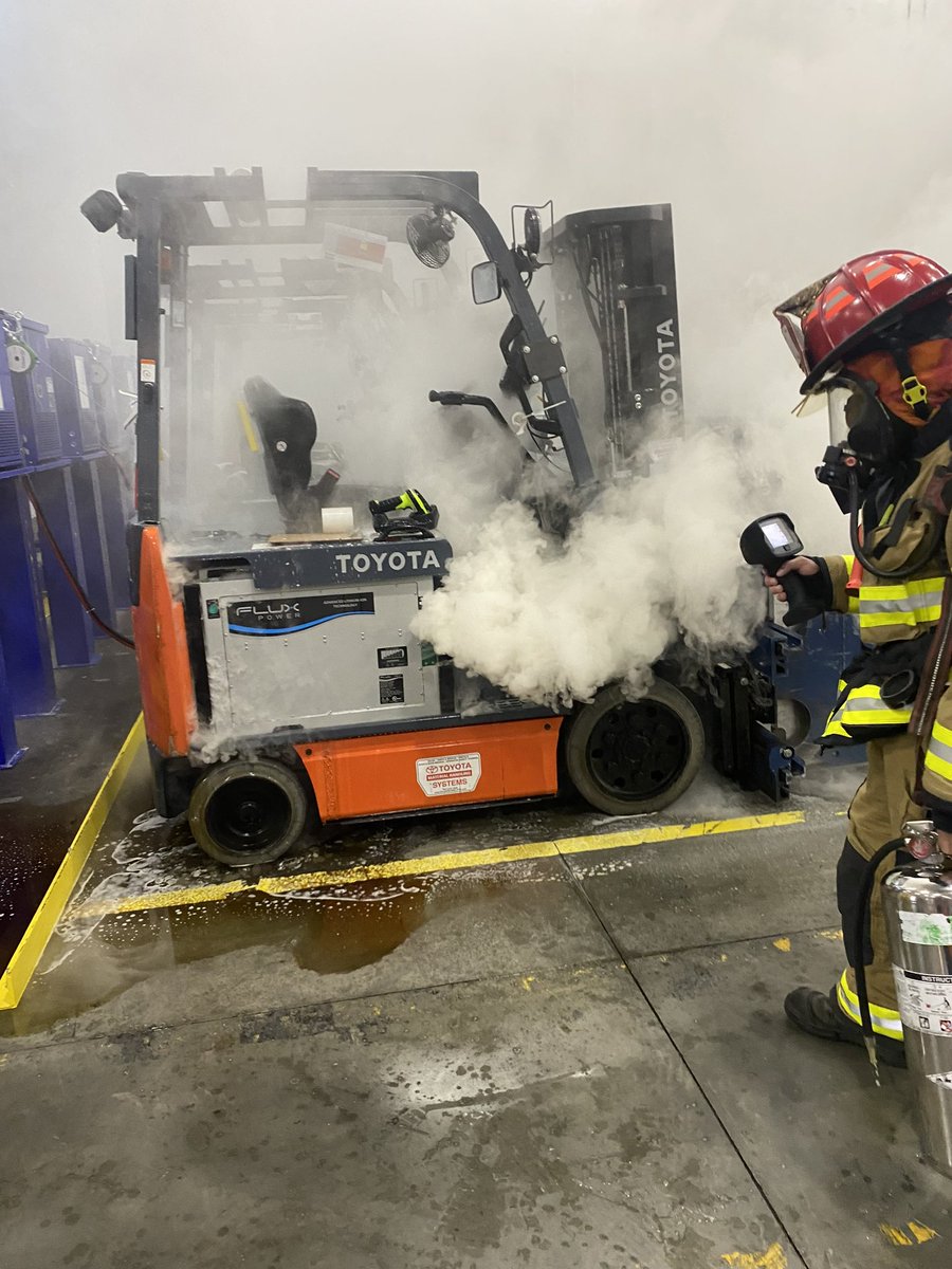Fairburn_Fire's tweet image. Fairburn crews quickly extinguished a forklift fire. Crews were able to quickly contain it. Stopping it from spreading to the rest of the machinery and commercial structure. 🔥🔥🔥@CityofFairburn #Exit61