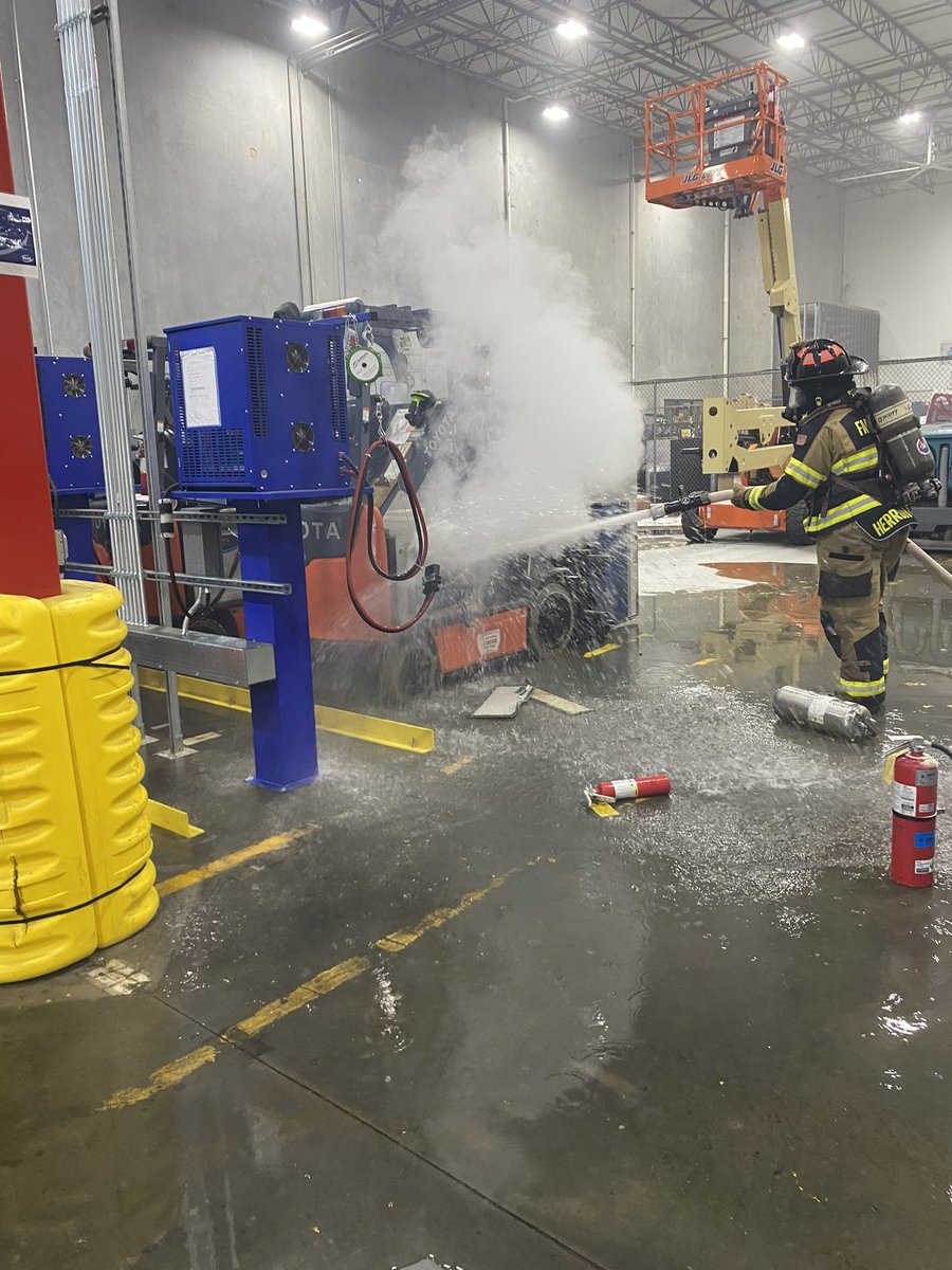 Fairburn_Fire's tweet image. Fairburn crews quickly extinguished a forklift fire. Crews were able to quickly contain it. Stopping it from spreading to the rest of the machinery and commercial structure. 🔥🔥🔥@CityofFairburn #Exit61
