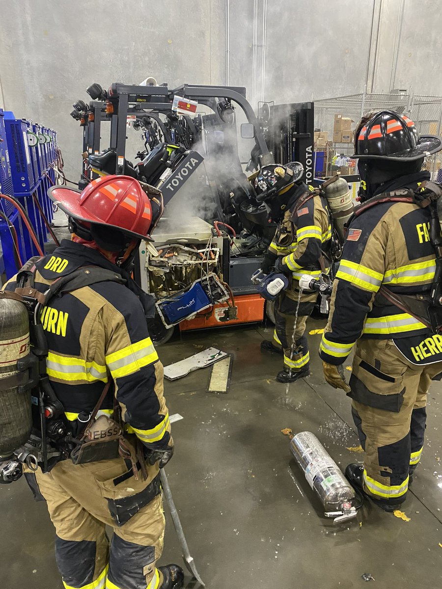Fairburn_Fire's tweet image. Fairburn crews quickly extinguished a forklift fire. Crews were able to quickly contain it. Stopping it from spreading to the rest of the machinery and commercial structure. 🔥🔥🔥@CityofFairburn #Exit61