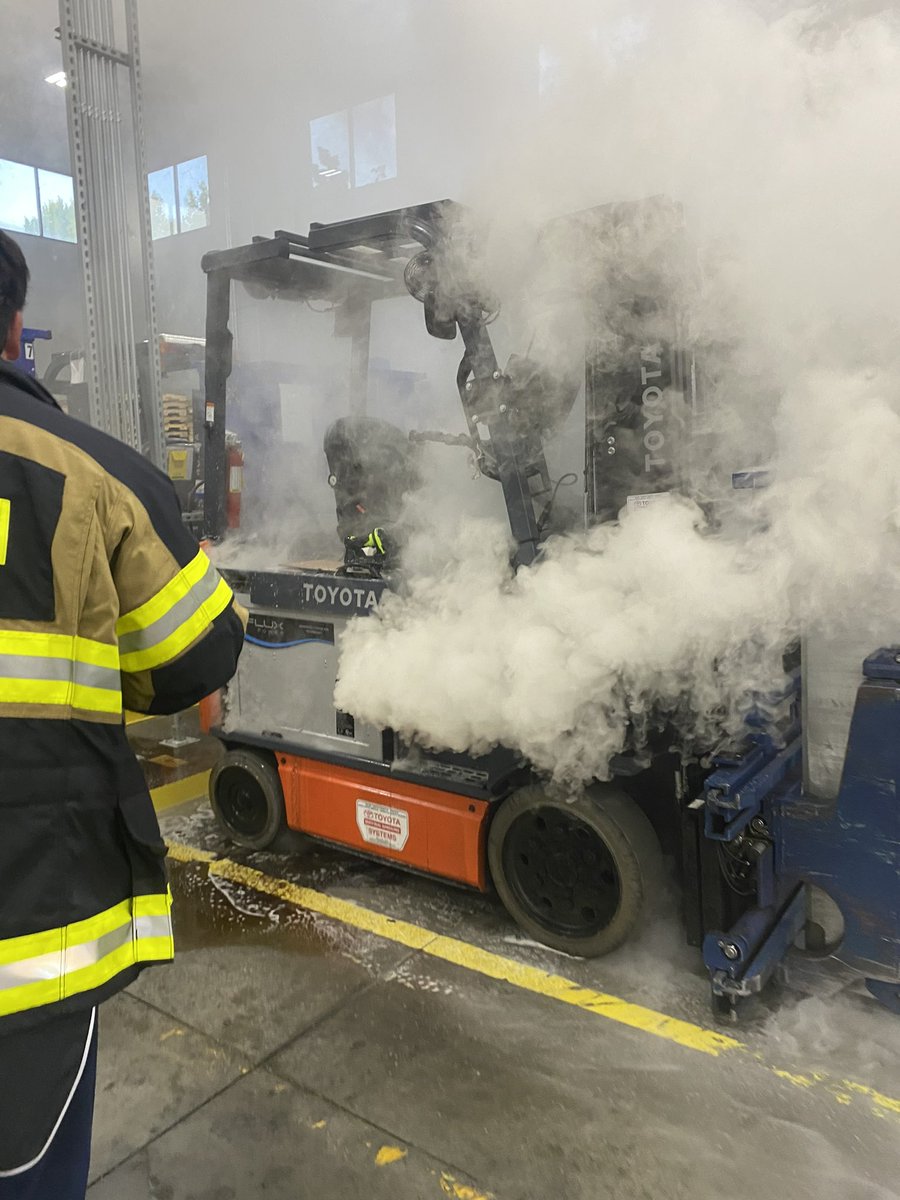 Fairburn_Fire's tweet image. Fairburn crews quickly extinguished a forklift fire. Crews were able to quickly contain it. Stopping it from spreading to the rest of the machinery and commercial structure. 🔥🔥🔥@CityofFairburn #Exit61