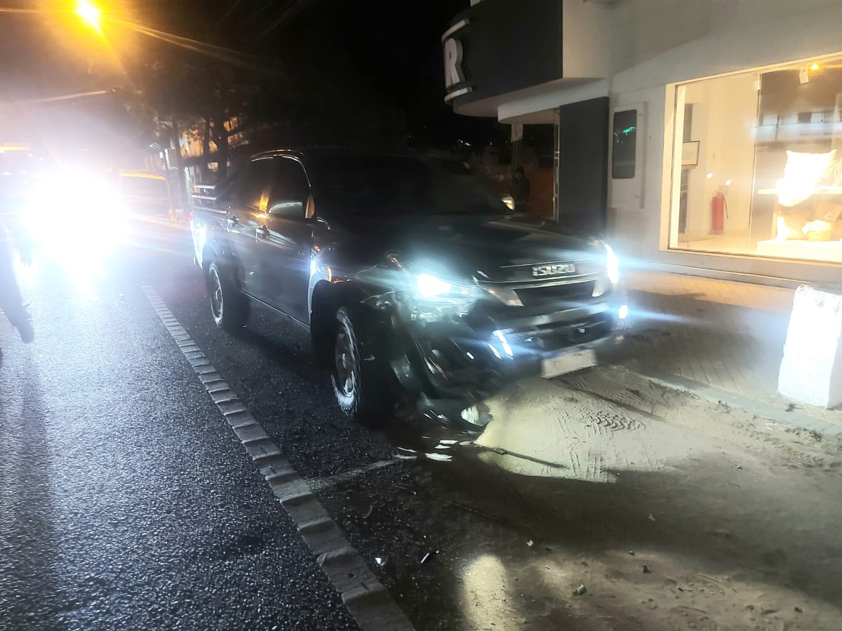 #TripleChoqueNocturno

📌 Al rededor de las 23:07 hs de anoche, se produjo un triple choques de autos, involucrando asi a la periodista <a href="/Lu_guillen/">Lourdes Guillén S.</a> que se desplazo en una Kia Sorento. Al llegar a la zona desvio Ruta 1 y 2 frente a ellos se encontraba un camion de gran porte.