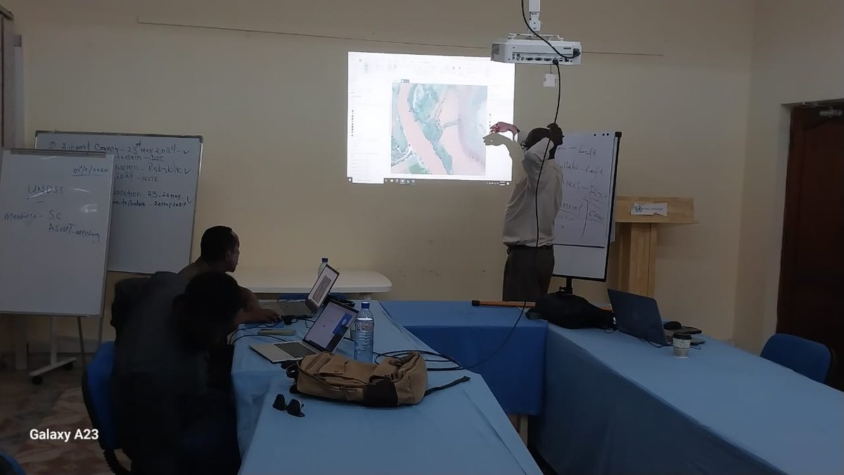 Inducting new @FAOSWALIM Somali national staff on crucial analysis of Juba & Shabelle River breakages in preparation for Pre-Deyr analysis. This will guide interventions to mitigate flood impacts on vulnerable riverine populations. #ClimateAction #anticipatoryaction