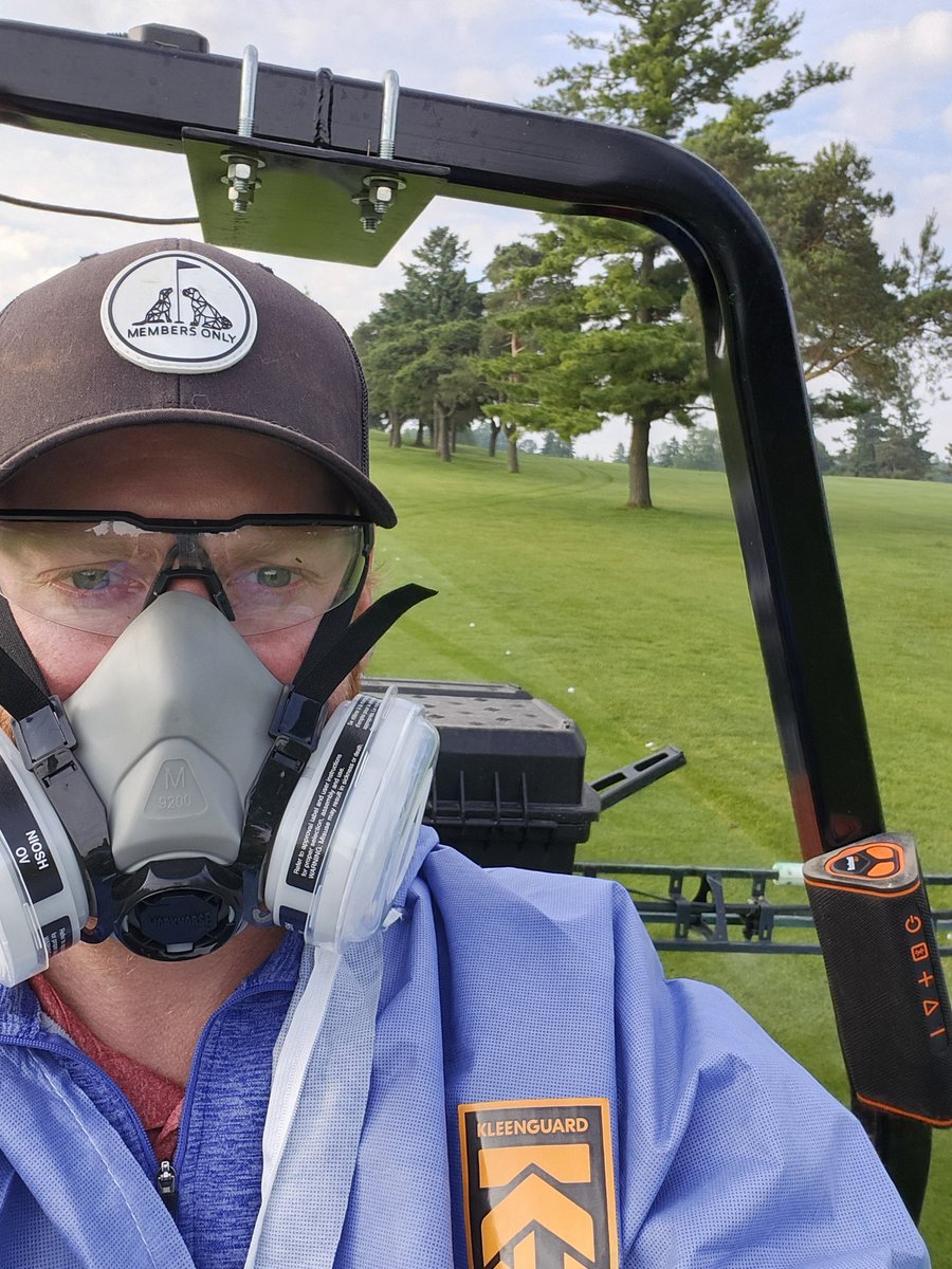 Thanks for the lid <a href="/DogsOfTurf/">Dogs Of Turf</a>  <a href="/Alex_Allturf/">Alex McNeill</a>, the entertainment <a href="/BushnellGolf/">Bushnell Golf</a> <a href="/JessSurette8/">Jessica Surette</a> and the product <a href="/SyngentaTurfCA/">SyngentaTurfCanada</a> Secure, painting the fairways.... orange?