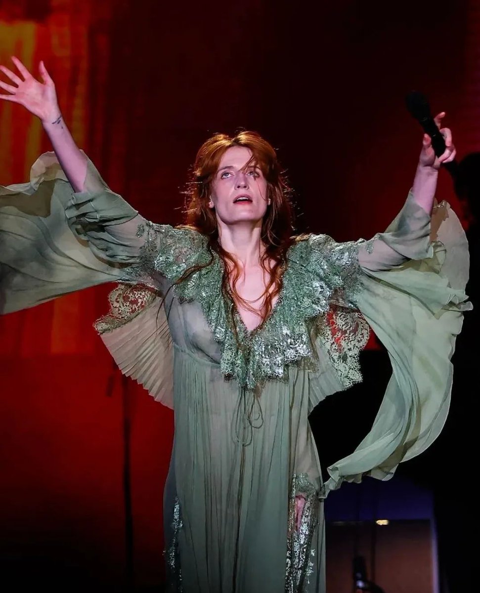florence_brazil's tweet photo. Há um ano, @florencemachine trouxe o Dance Fever para São Paulo!

Não tenho palavras para descrever o quão maravilhosa foi aquela noite. Foi um privilégio acompanhar de perto nossa ruiva e sentir cada música. Foi um momento mágico!🥹

Qual é sua lembrança desse show?✨️ https://t.co/aJjybYiVPP